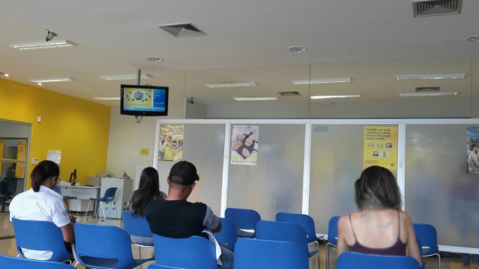 Ag&ecirc;ncia banc&aacute;ria fechada e clientes ainda esperando atendimento uma hora depois - Foto: Jornal da Nova